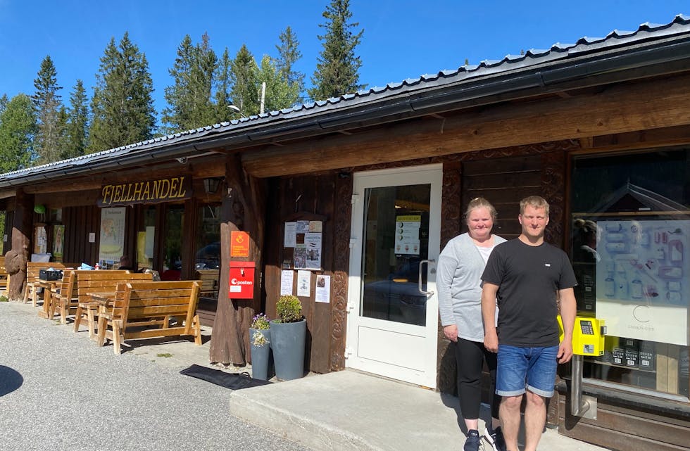 Anette Rognsjord Lien og Kenneth Karlsen åpner i dag sin ubemannede butikk og utvider åpningstidene.