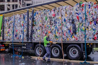 NY TEKNOLOGI: I prosjektet skal det gjøres blokkjede-verifisert sporing av plastemballasje fra innsamling, sortering og resirkulering til det ender som nye avfallssekker. FOTO: Kedenburg/Grønt Punkt Norge.