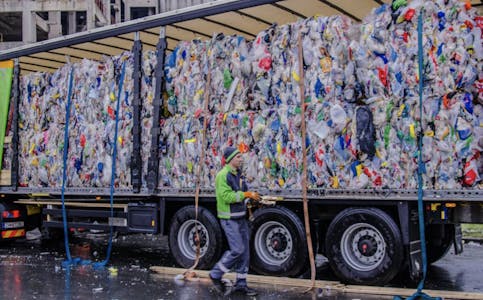 NY TEKNOLOGI: I prosjektet skal det gjøres blokkjede-verifisert sporing av plastemballasje fra innsamling, sortering og resirkulering til det ender som nye avfallssekker. FOTO: Kedenburg/Grønt Punkt Norge.