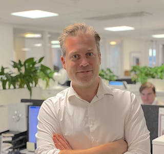 Thomas Onseid, Leder av kundesenteret i ODIN Forvaltning. Haaken Kallevig Aalerud i bakgrunnen. Foto: Odin.