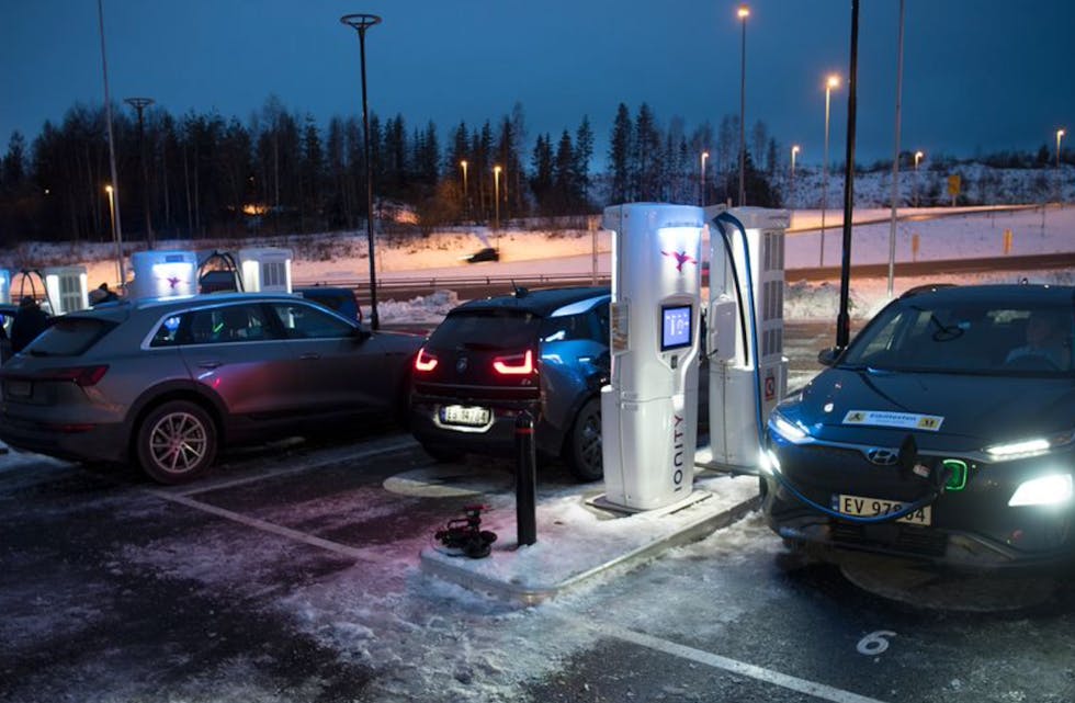 Kilowatt-time er det nye litersmålet. Det rettferdige er å betale for hvor mye strøm du får på batteriet, ikke hvor lenge du står og lader bilen. (Foto: NAF).