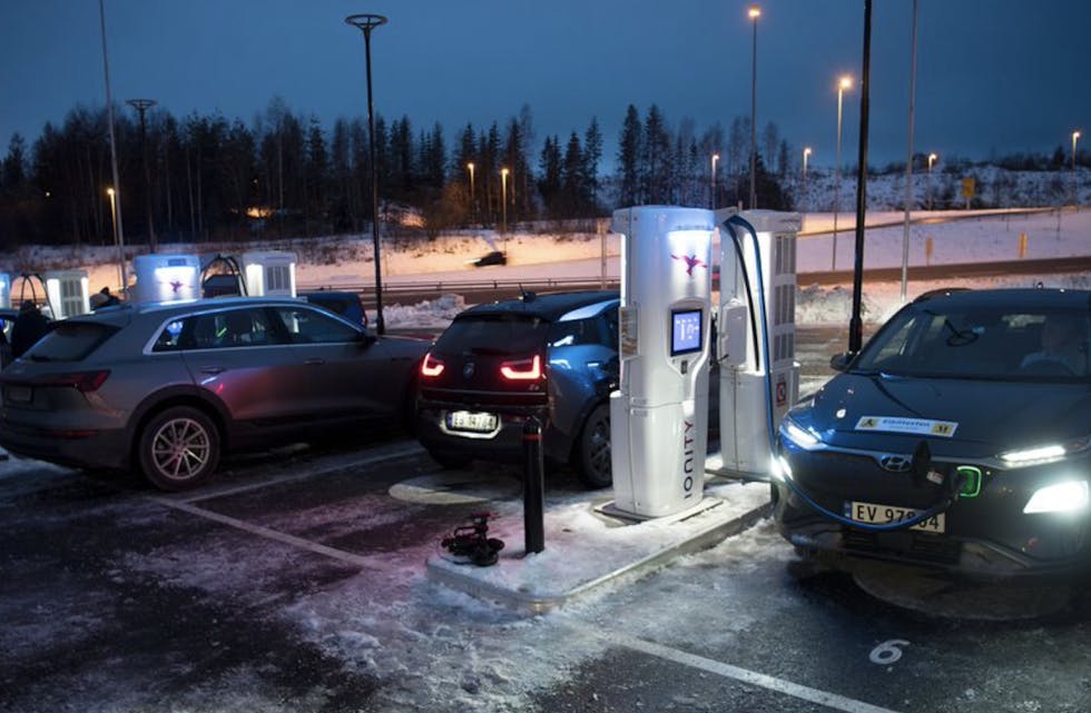 Kilowatt-time er det nye litersmålet. Det rettferdige er å betale for hvor mye strøm du får på batteriet, ikke hvor lenge du står og lader bilen. (Foto: NAF).