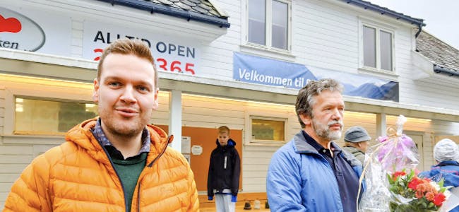 F.v.: Ordfører i Osterøy kommune, Lars Fjeldstad, og eier av Nærbutikken Bruvik, Jan Hesjedal. FOTO: Mat-Norge.  