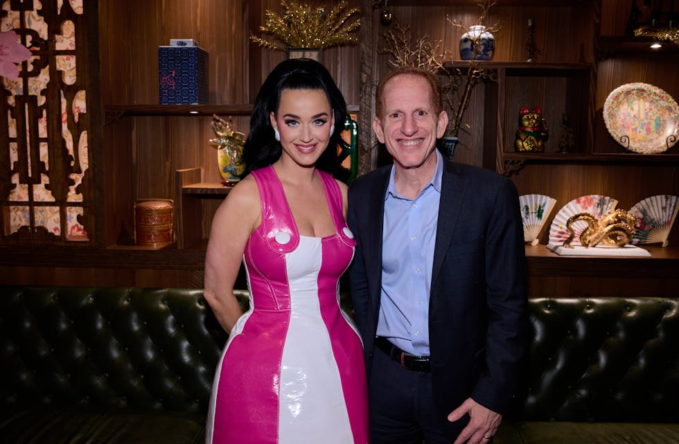 Katy Perry og Harry Sommer - president og adm.dir i Norwegian Cruise Line - feirer nyheten om at Katy skal være gudmor for Norwegian Prima. 