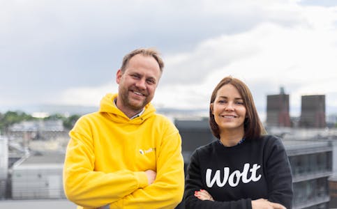 Helthjem-sjef Anders Lunde Angen og Wolt-sjef Elisabeth Stenersen, lanserer ny fellestjeneste i midten av juni. 