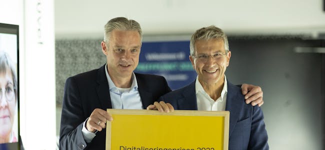 Programleder for TISK-IKT Arve Paulsen (t.h.) mottok prisen av Digdir-sjef Steffen Sutorius.