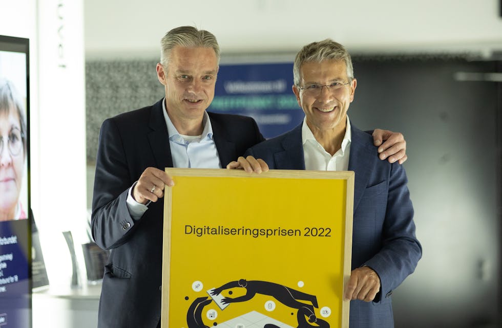 Programleder for TISK-IKT Arve Paulsen (t.h.) mottok prisen av Digdir-sjef Steffen Sutorius.