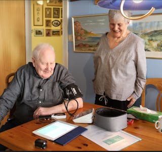 Å måle sitt eget blodtrykk ved kjøkkenbordet hjemme i leiligheten på Grünerløkka i Oslo har blitt en viktig del av hverdagen til Elling Nyrønning. Kona Vibeke Voss følger med.