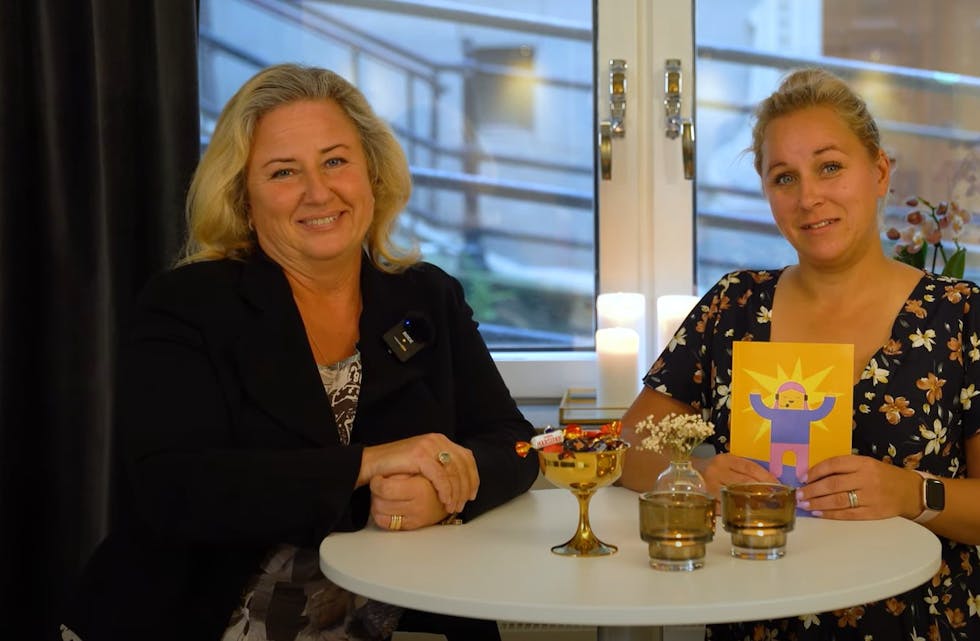 Tina Wahlroth sammen med kollega Linda Moser fra Kontakta Sverige, der de snakker om Customer Service Week.