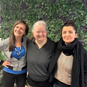 3 medarbeidere fra kundesenteret. Fra venstre: Heidi Irene Schulstadsveen, Aud Irene Lindgård og Reyhan Dag-Kolstad.