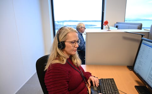 May Line Holand er en av kundebehandlerne på telefon i Brønnøysundregisteret.