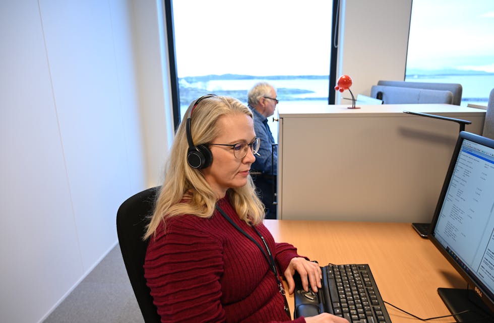 May Line Holand er en av kundebehandlerne på telefon i Brønnøysundregisteret.