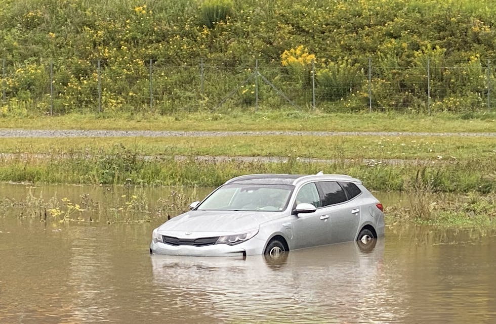 Bilene stod i vann ved Tusenfryd på mandag. Foto: Fremtind