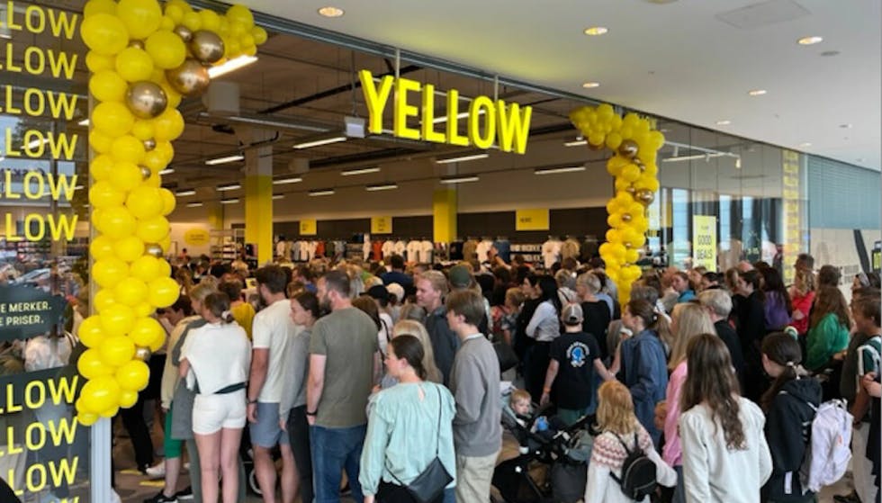 Det var lang kø for å få med seg åpningen av Yellow på Sørlandssenteret. Foto: Yellow